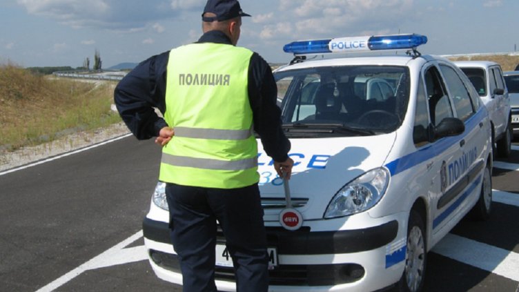 КАТ свали табелите на колата на неправоспособен шофьор, той пак я подкара