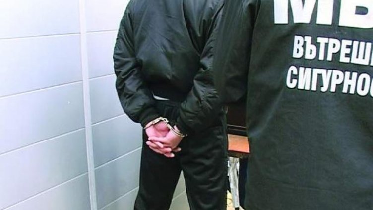 Полицаи участват в организиран трафик на бежанци  