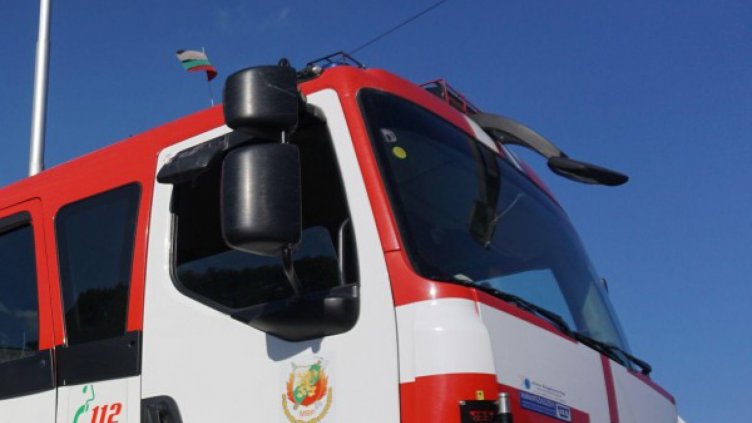 Горят треви край АМ "Тракия" до Ихтиман 