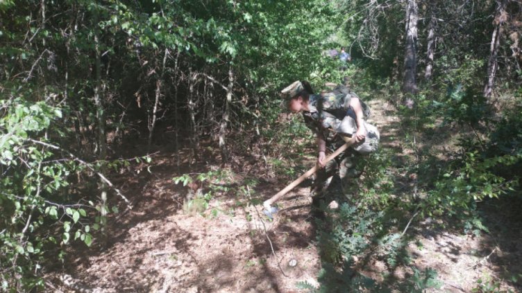 Продължава да тлее горският пожар край Хисаря