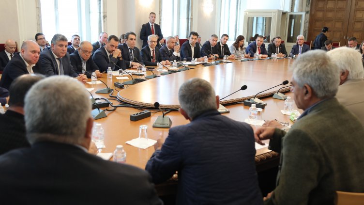 Държавата се споразумя с енергетиците