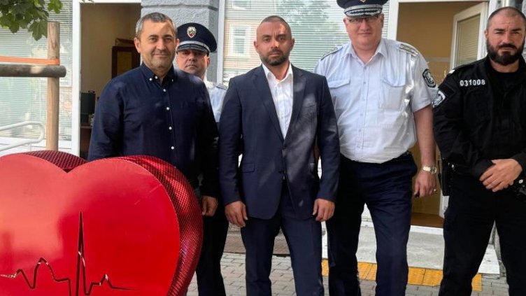 Алено сърце грейна до МВР
