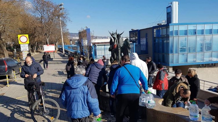 Опашки за вода се извиха и пред чешмичките с дракончетата (СНИМКИ)