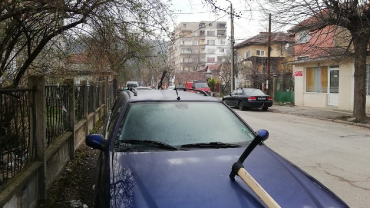 Лек автомобил осъмна с две забити кирки