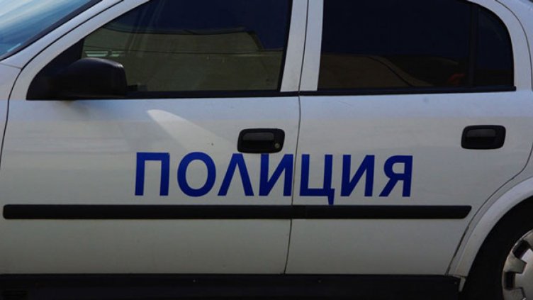 Агресивен мъж нападна семейство с бебе, наръга бащата с нож  