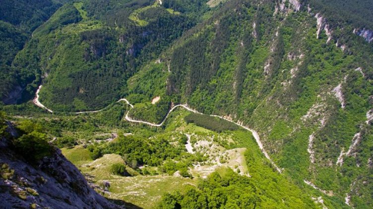 Нашенци хукнаха в Родопите - търсят рубини