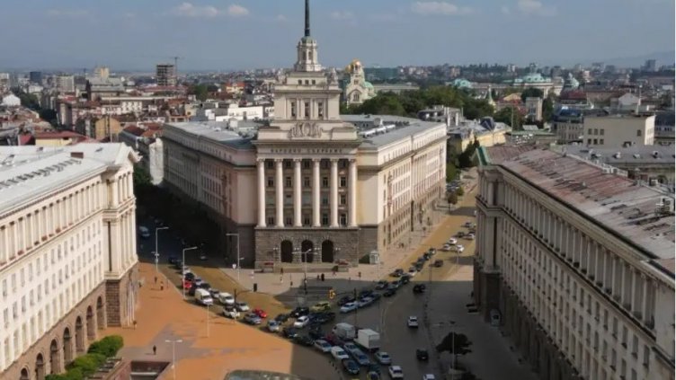 Увеличават заплатите на висшите чиновници