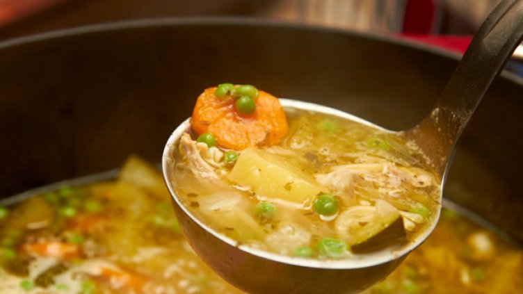 Супа с пилешки гърди, тиквички и моркови