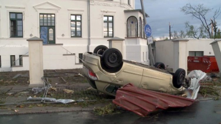 Ураганни ветрове погубиха човек в Хамбург