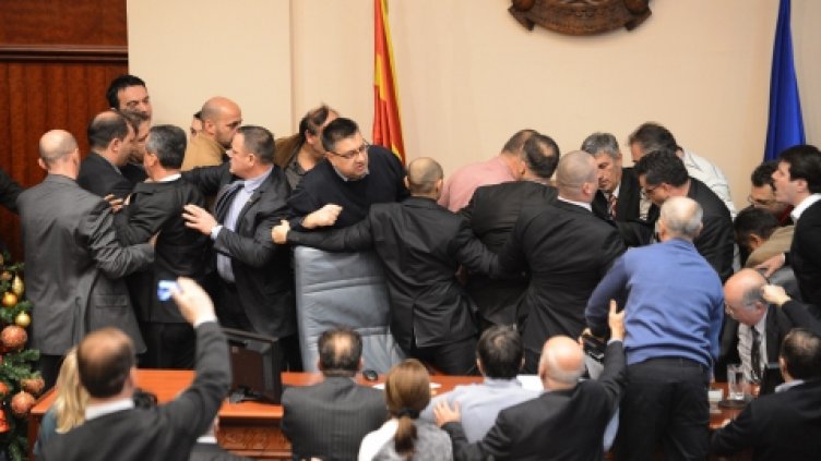 Масов бой избухна в македонския парламент