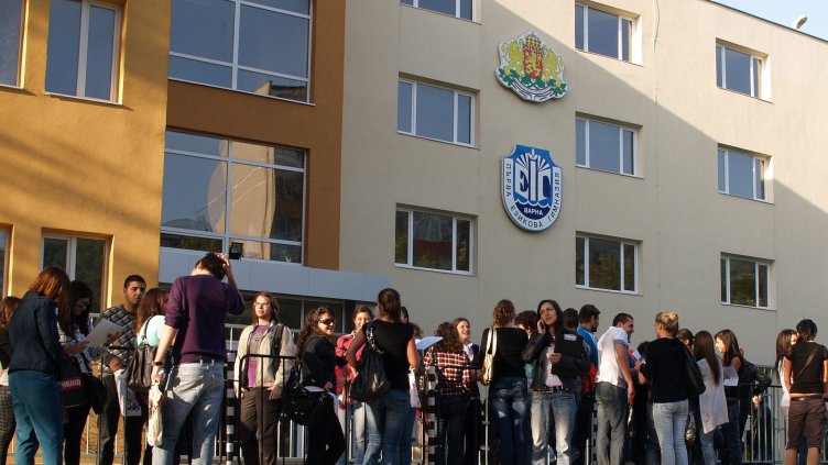 Половинвековен юбилей чества Първа езикова гимназия