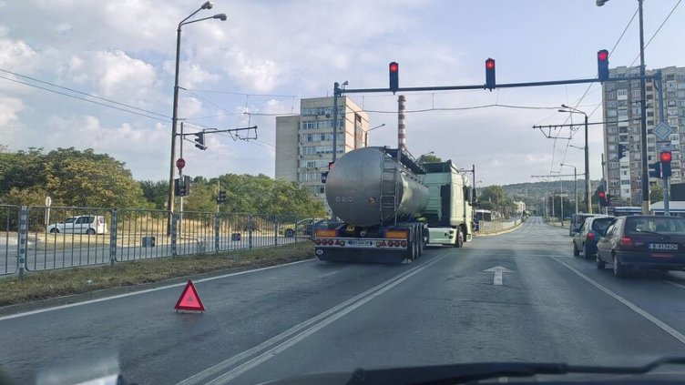 Цистерна аварира пред сградата на КАТ във Варна