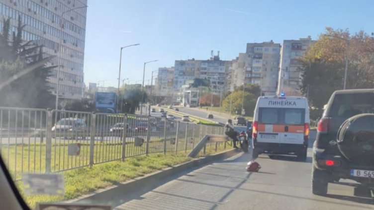 Моторист катастрофира до РЗИ-Варна, има зверско задръстване (СНИМКИ)