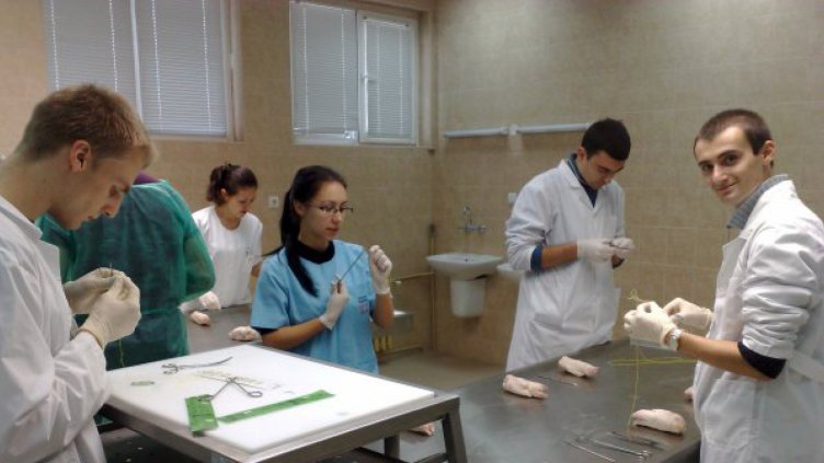 Студенти по медицина влизат в Спешните отделения