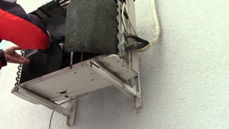 Климатик се запали на ул. "Г.Бенковски" във Варна