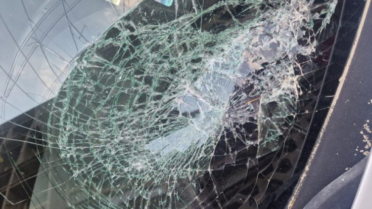 Бетонна плоча се откърти от варненска поликлиника, размаза автомобил