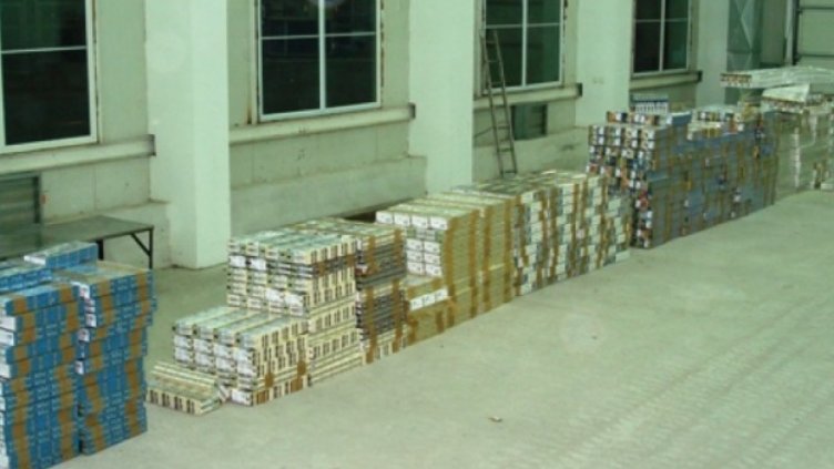 Куче спря нелегален износ на над 12 000 кутии цигари