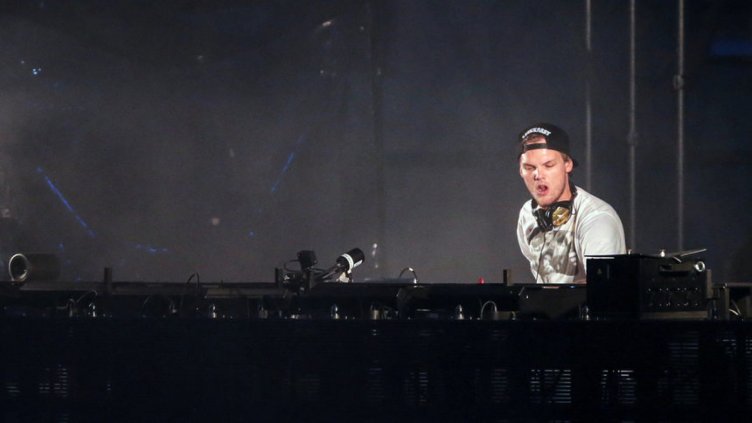 Близките на Avicii намекнаха, че се е самоубил