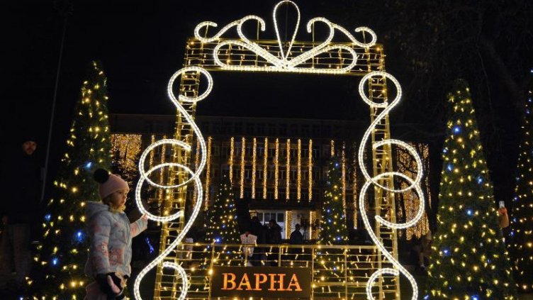 Коледният базар на пл. „Независимост“ отвори врати (СНИМКИ)