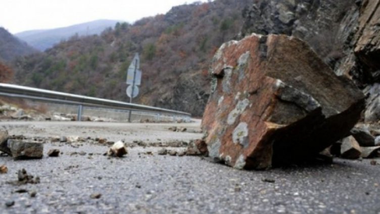 АПИ ще плати обходния път на срутището край Смолян