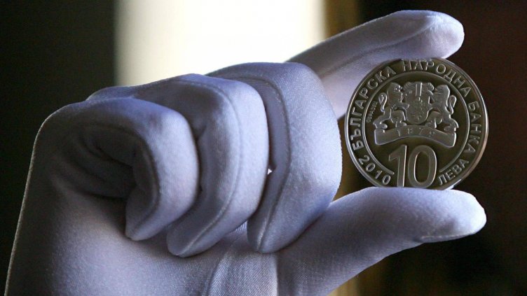 Слагат лика на Стоянка Мутафова на монета