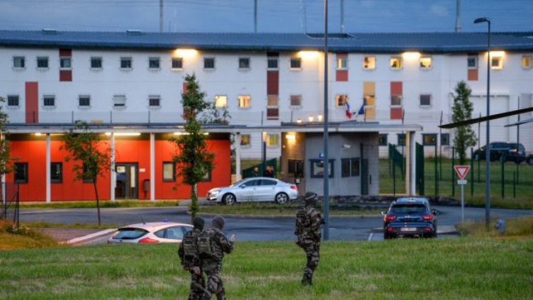 Двама надзиратели бяха взети за заложници в строго охраняван затвор