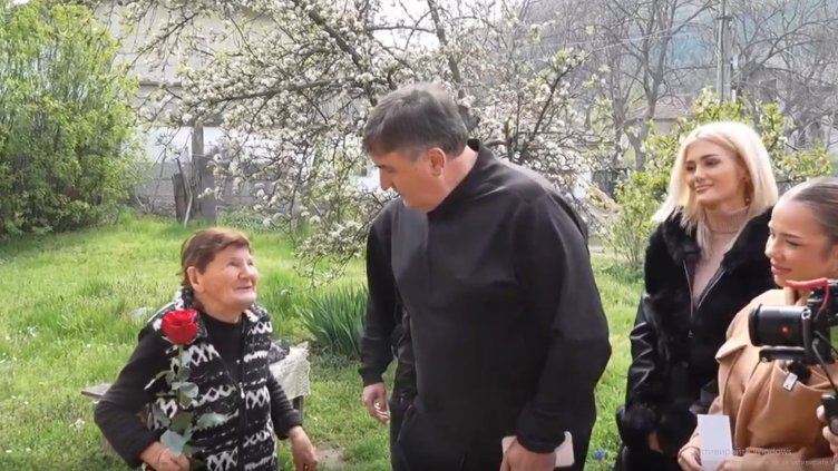 Популярни изпълнители и инфлуенсъри с добро дело (ВИДЕО)