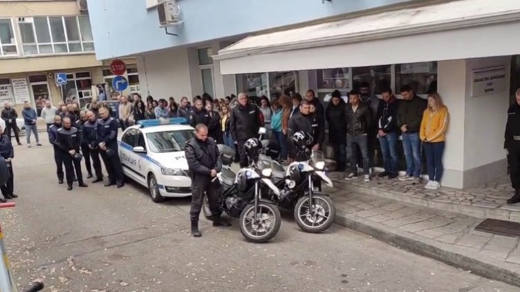 Варненските полицаи отдадоха почит на младши инспектор Петър Бъчваров