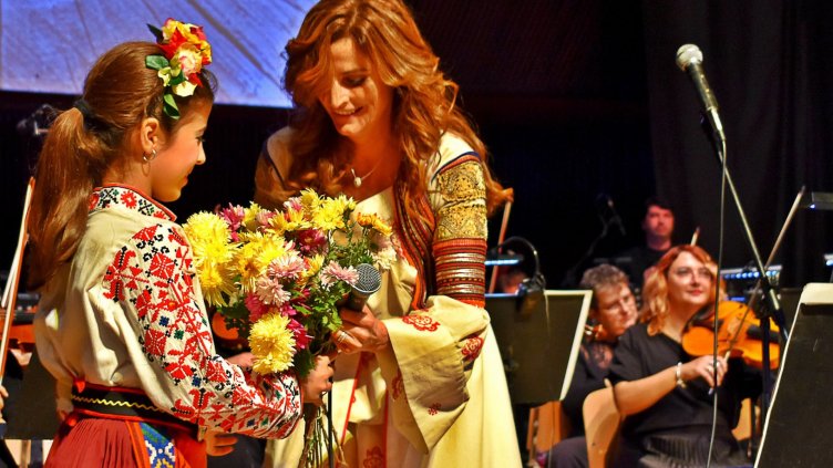 Малките певици от народен хор „Българче“ пяха с Нина Николина