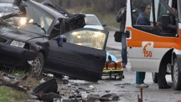 Двама загинали след тежък сблъсък на две коли