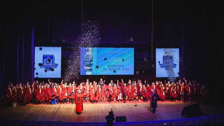 67 абсолвенти получиха дипломи за магистър-фармацевти във Варна