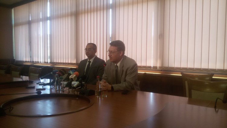 Инж. Младен Иванов (вляво) и зам.-кметът Тодор Иванов по време на пресконференцията. Снимка АВТОРЪТ