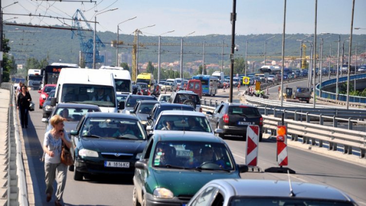 Катастрофа на Аспаруховия мост прати двама в болница