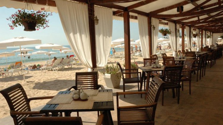 Без кафе машини и дюнерджийници пред ресторантите и по плажовете