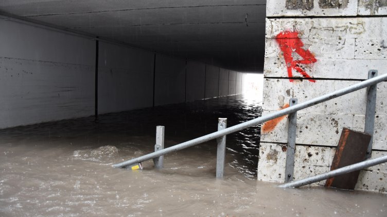 Поредният дъжд във Варна отново наводни подлези и булеварди