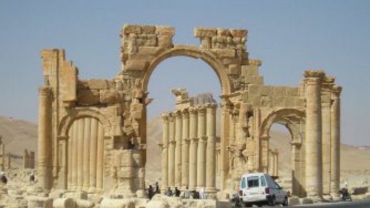 ЮНЕСКО осъди разрушаването на Триумфалната арка в Палмира