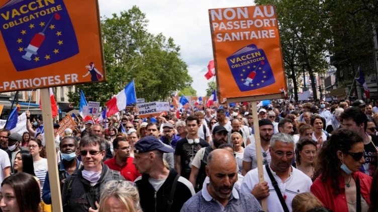 Франция "клекна" пред протестите: Смекчава изискванията за COVID пропуск
