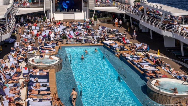 Море, партита, пари? Едни се веселят, други се гърчат – работник на круиз