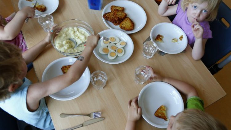 Децата максимум 8 часа в детска градина. А след това?