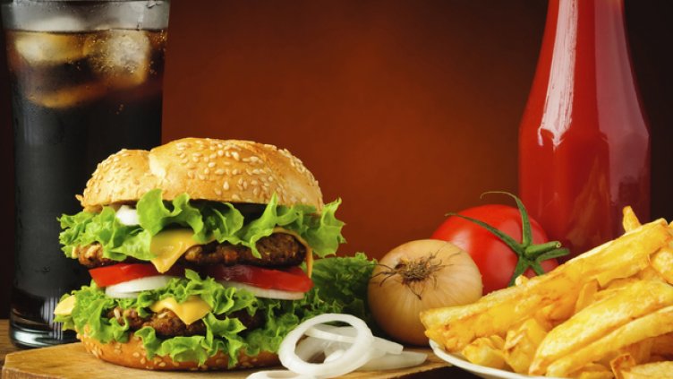 Какво точно причинява бързата храна на тялото и мозъка?