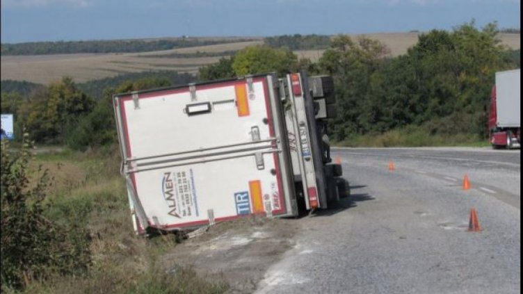 TIR се преобърна на пътя Русе-Бяла, за щастие няма жертви