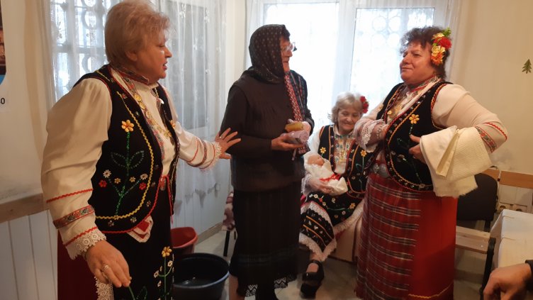 Дамите от клуб „Детелина“ „бабуваха“ за празника (СНИМКИ И ВИДЕО)