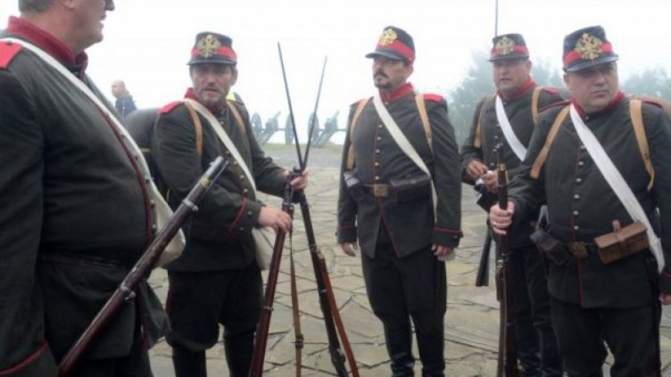 В дъжд и вятър: 100 души към Паметника на свободата