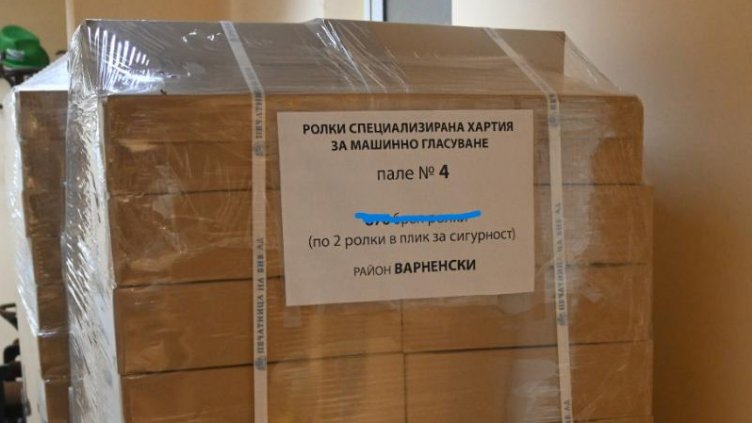 Под охрана: Късно снощи във Варна пристигнаха ролките за машините за вота
