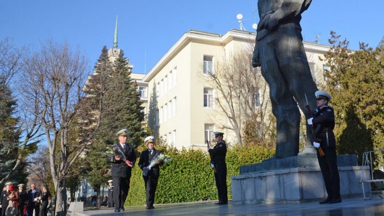 Наградиха военнослужещи, курсанти и цивилни служители по случай 144 години ВВМУ (СНИМКИ)