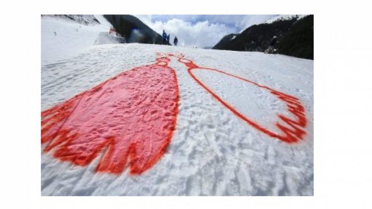 Огромна мартеница посрещна скиорите на Бъндеришка поляна