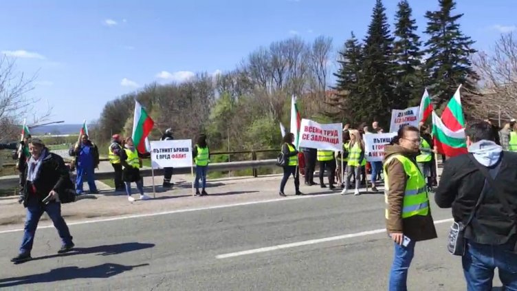 Пътни строители спряха за кратко движението по АМ "Хемус" на входа на Варна