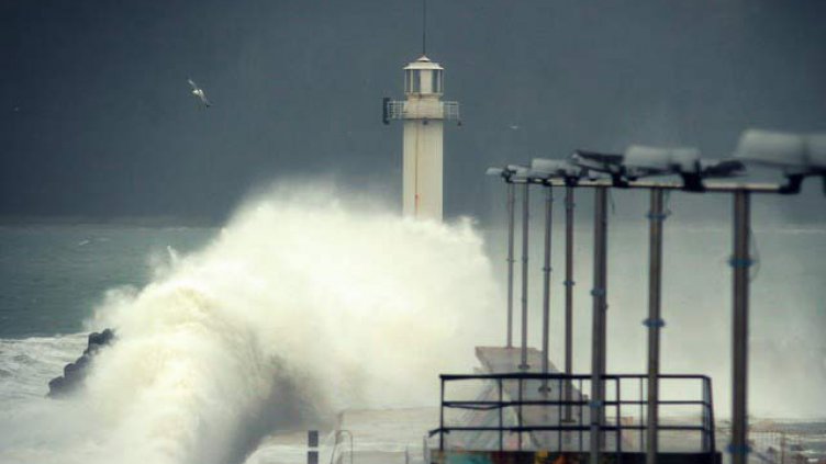 Пристанище Варна е затворено, отменят полети