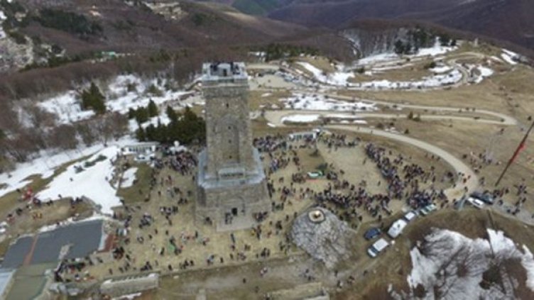 Хиляди българи се поклониха на връх Шипка