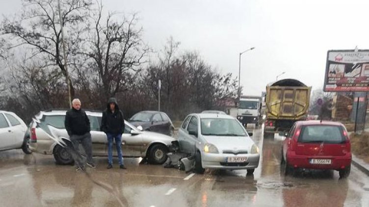 Катастрофа блокира пътя край вятърната мелница във Варна